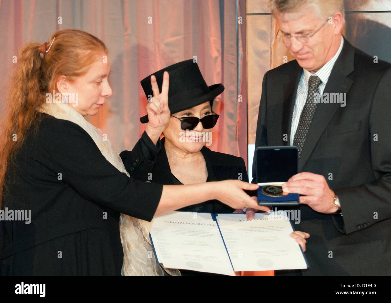 Attivista per i diritti umani e l'artista Yoko Ono (C) riceve il dott. Rainer Hildebrandt Medal 2012 a Berlino, Germania, 14 dicembre 2012. Il premio dei diritti umani è stato avviato da Alexandra Hildebrandt (L) ed è stato premiato dal 2004. Il premio discorso è stato dato da membro del parlamento tedesco Karl-Georg Wellmann (R). Foto: LAURIN SCHMID Foto Stock