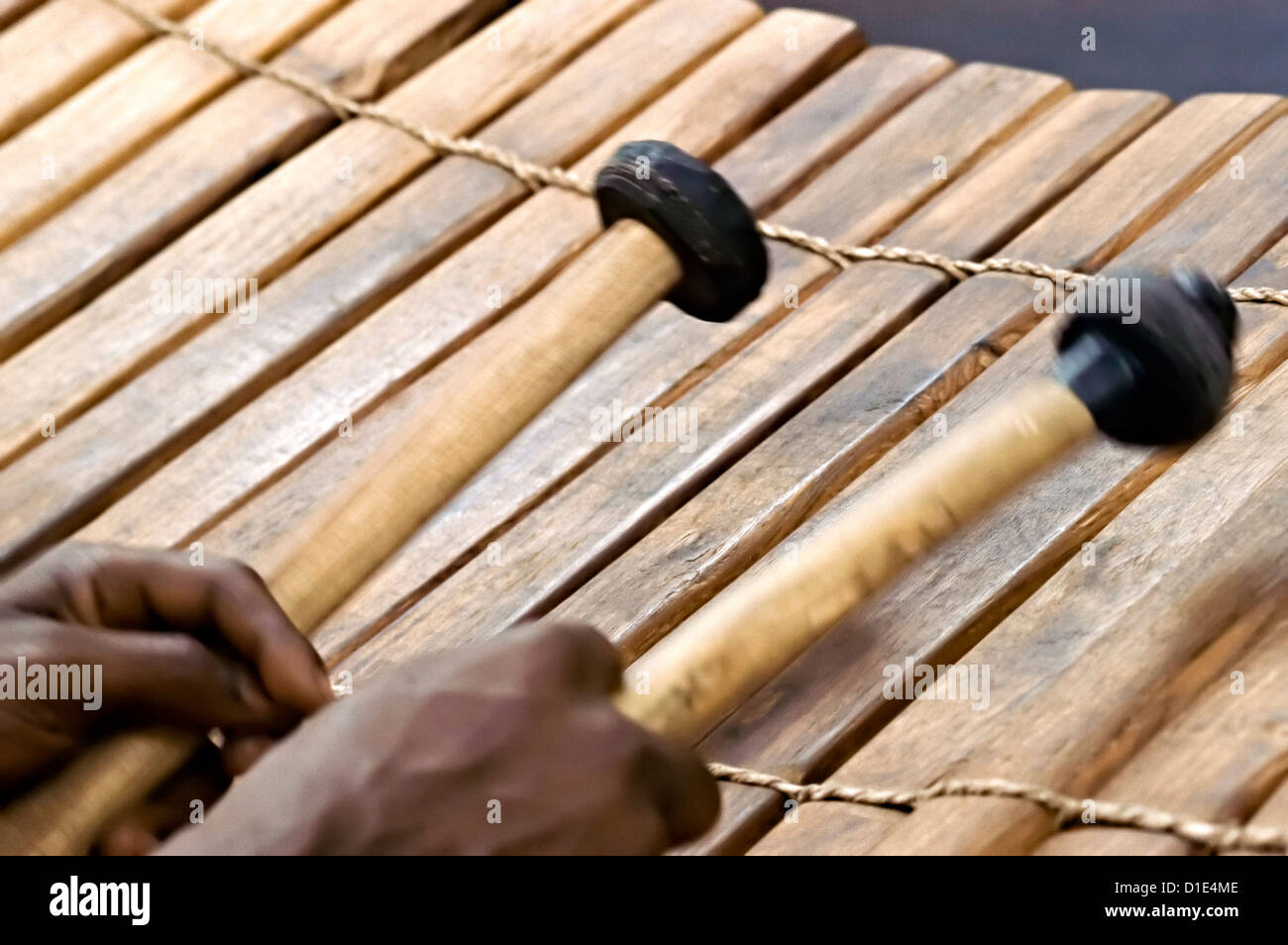 Balafon un africano tipo di xilofono che viene riprodotto in un africano music band a Birmingham Regno Unito Foto Stock