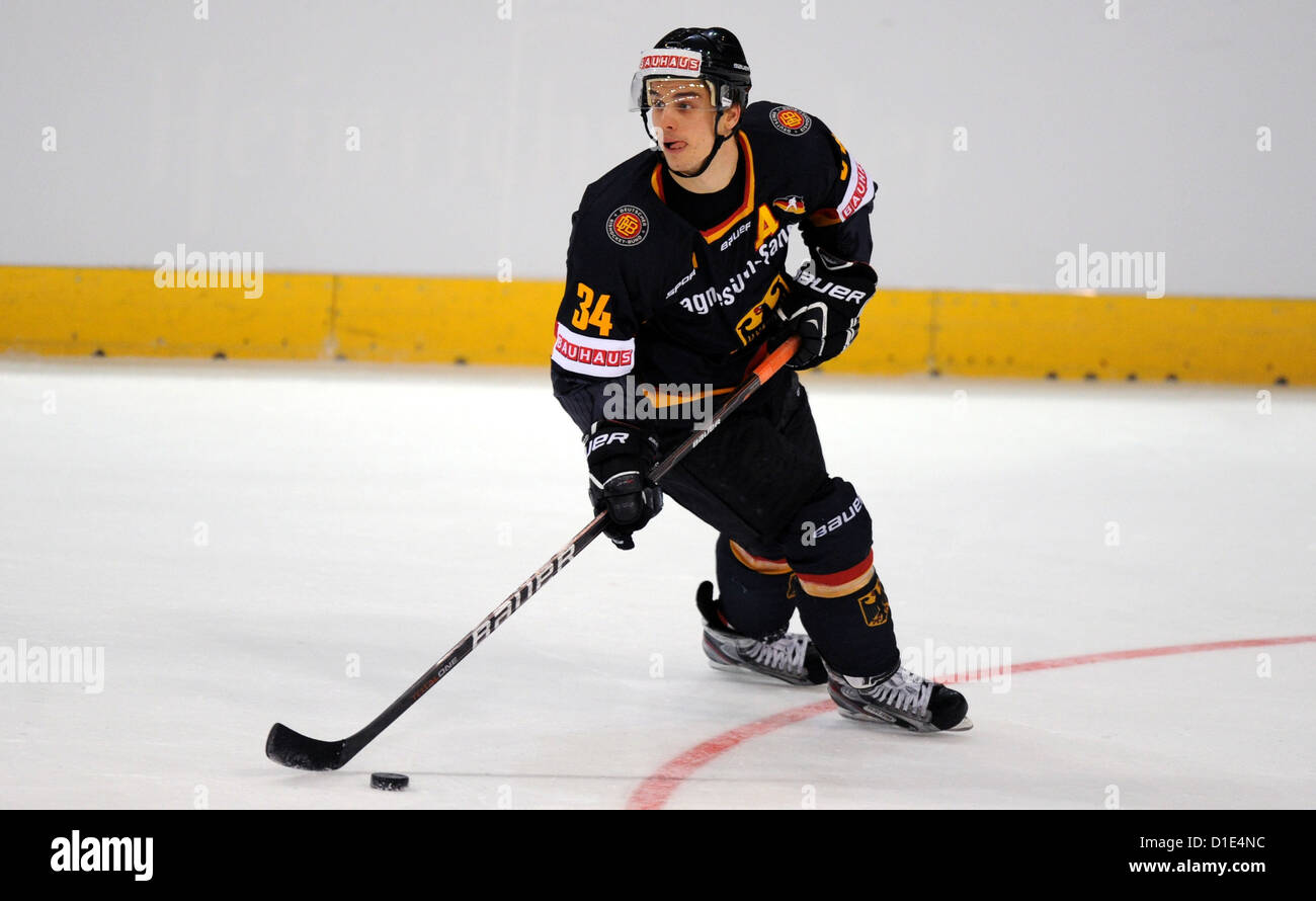 La Germania Benedikt Kohl è picturd durante l'hockey su ghiaccio partita internazionale tra la Germania la squadra nazionale sotto il nome di 'Top Team Sochi' e una prospettiva russo squad a EnergieVerbund Arena di Dresda, Germania, 12 dicembre 2012. Foto: Thomas Eisenhuth Foto Stock