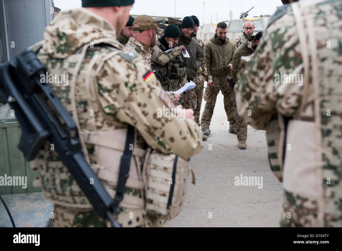 I soldati delle forze armate tedesche a prepararsi per una pattuglia di Camp Marmal in Masarè-i-Scharif, Afhanistan, 15 dicembre 2012. Foto: Maurizio Gambarini Foto Stock