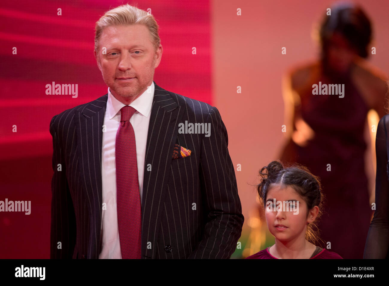 Der frühere Tennisspieler Boris Becker geht am Samstag (15.12.12) in Berlin bei der Livesendung "Ein Herz für Kinder' gemeinsam Mit einem Mädchen über die Bühne. Die Gala wird im ZDF übertragen. Foto: Axel Schmidt dpa Foto Stock