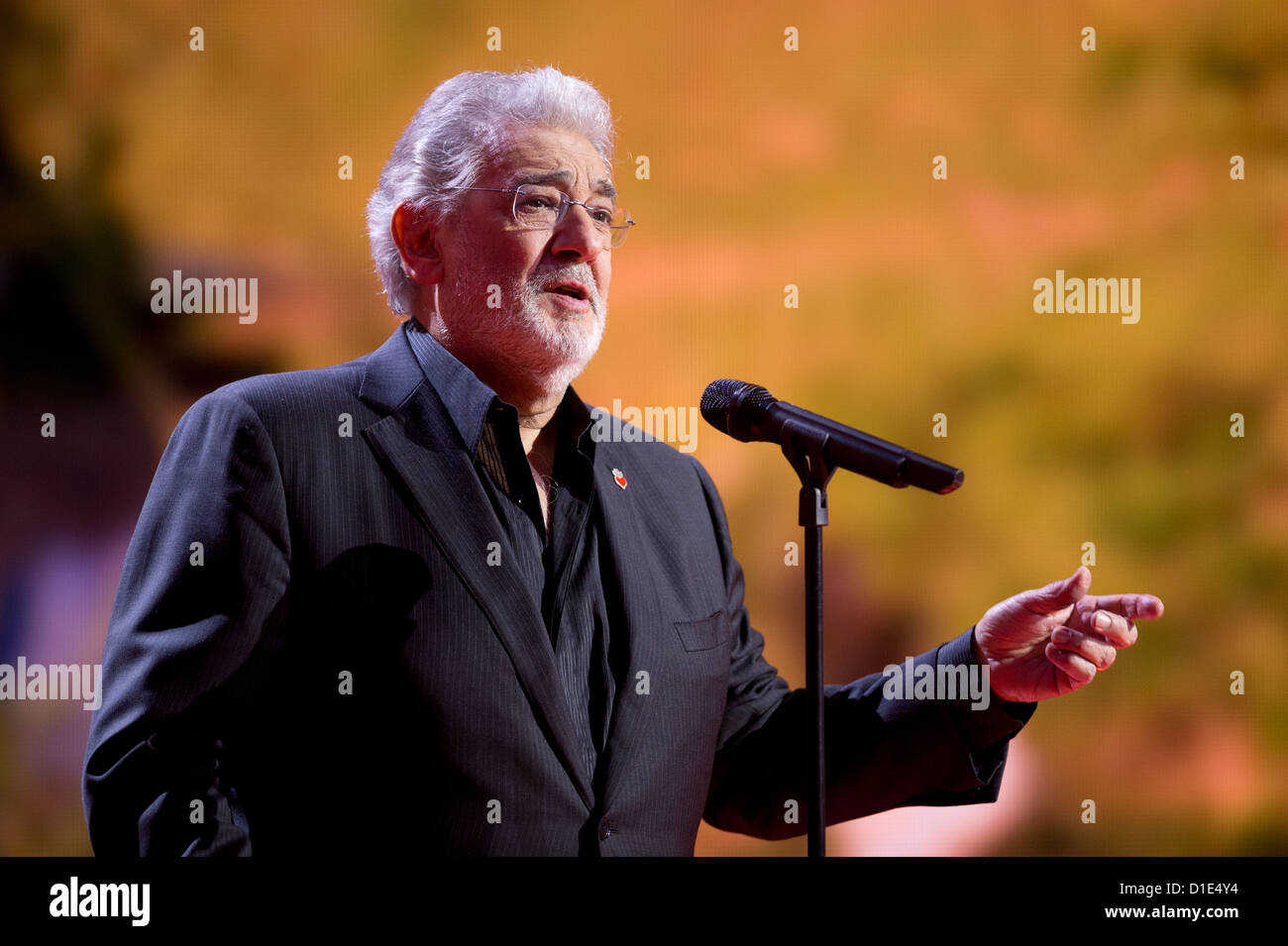 Der spanische tenore Placido Domingo singt am Samstag (15.12.12) in Berlin bei der Livesendung "Ein Herz für Kinder' Das Lied "un mondo meraviglioso". Die Gala wird im ZDF übertragen. Foto: Axel Schmidt dpa Foto Stock