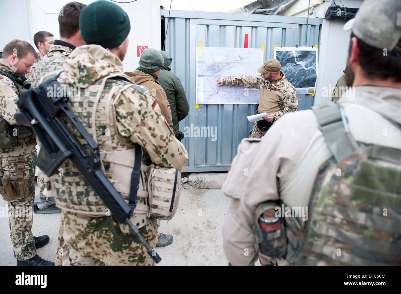 I soldati delle forze armate tedesche a prepararsi per una pattuglia di Camp Marmal in Masarè-i-Scharif, Afhanistan, 15 dicembre 2012. Foto: Maurizio Gambarini Foto Stock
