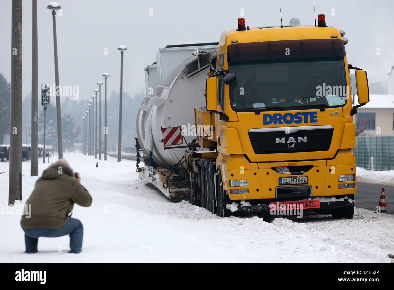 Carico pesante transporter con un 50 metri lungo il camino in acciaio sorge sul ciglio della strada a pochi metri dalla sua destinazione in Lumbin, Germania, 14 dicembre 2012. Le 107 tonnellate trasportatore pesanti hanno avuto guasti multipli e ha causato molti incidenti durante gli ultimi venticinque chilometri del suo tour. Ha raggiunto la sua destinazione il venerdì ed è stato troppo ampio per ottenere nel gateway. Foto: Bernd Wuestneck Foto Stock