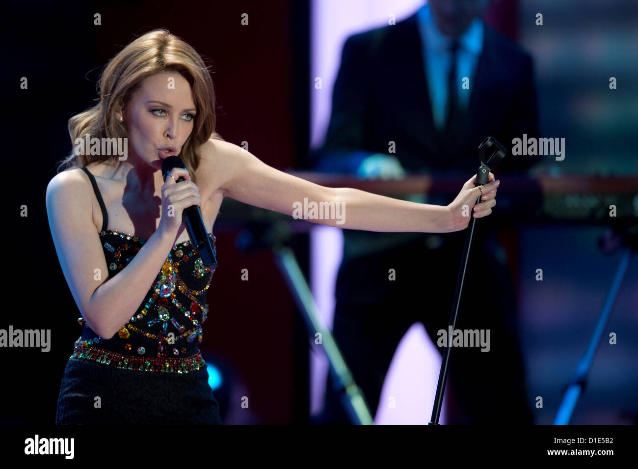 Die australische Sängerin Kylie Minogue singt am 15.12.2012 in Berlin bei der Livesendung "Ein Herz für Kinder" Das Lied "Locomozione". Die Gala wird im ZDF übertragen. Foto: Axel Schmidt dpa Foto Stock