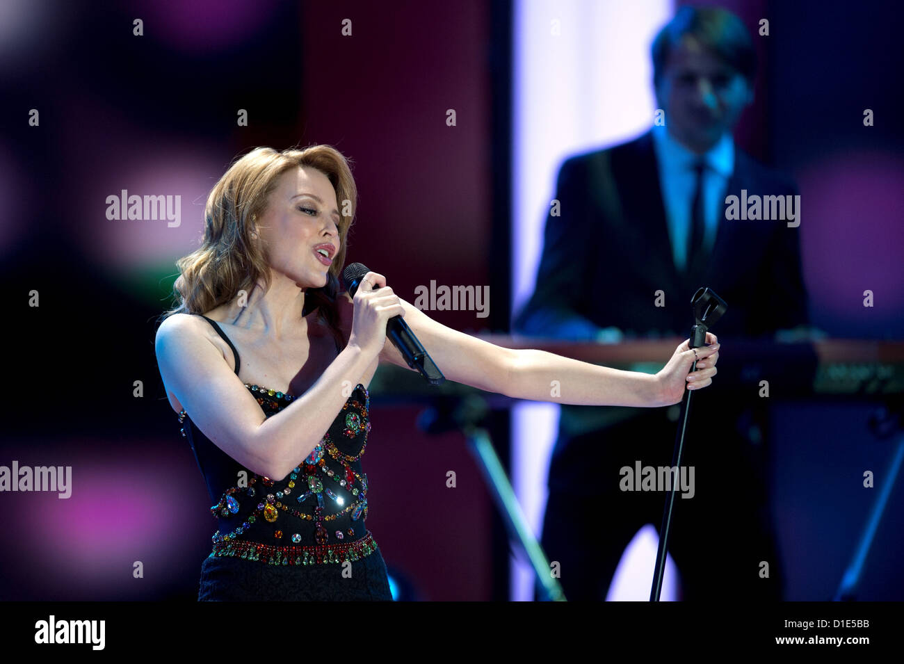 Die australische Sängerin Kylie Minogue singt am 15.12.2012 in Berlin bei der Livesendung "Ein Herz für Kinder" Das Lied "Locomozione". Die Gala wird im ZDF übertragen. Foto: Axel Schmidt dpa Foto Stock