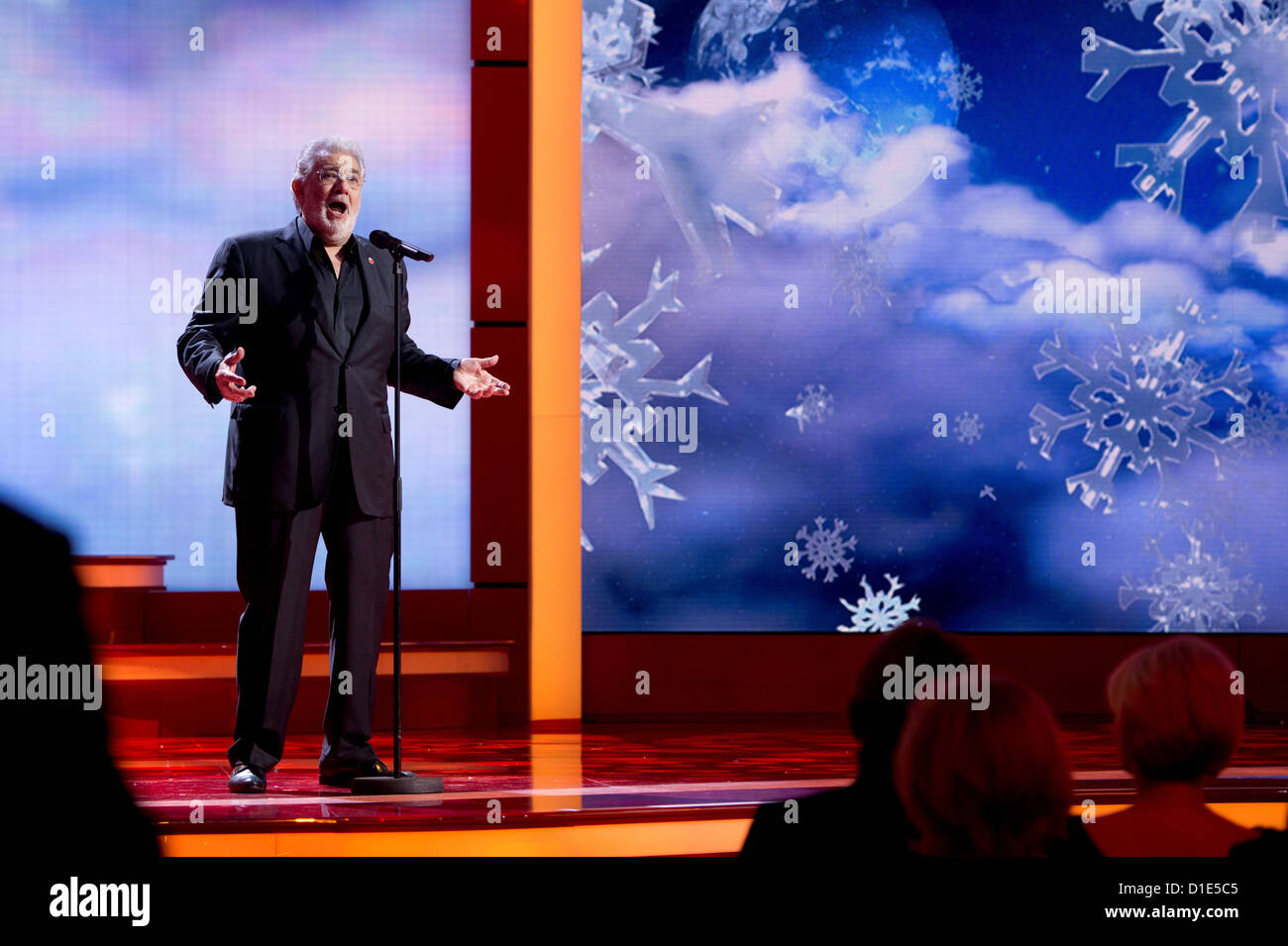 Der spanische tenore Placido Domingo singt am Samstag (15.12.12) in Berlin bei der Livesendung "Ein Herz für Kinder' Das Lied "un mondo meraviglioso". Die Gala wird im ZDF übertragen. Foto: Axel Schmidt dpa Foto Stock