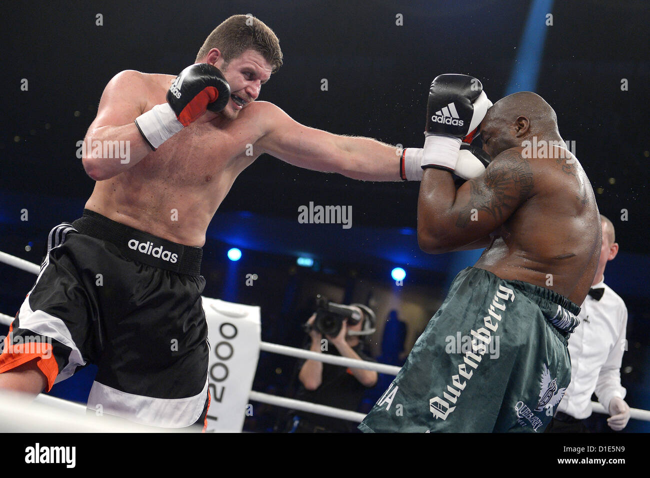 Boxer tedesco Edmund Gerber (L) e l'inglese Michael Sprott box all'Arena Nuernberger Versicherung in Nuremberg, Germania, 15 dicembre 2012. Foto: David Ebener Foto Stock