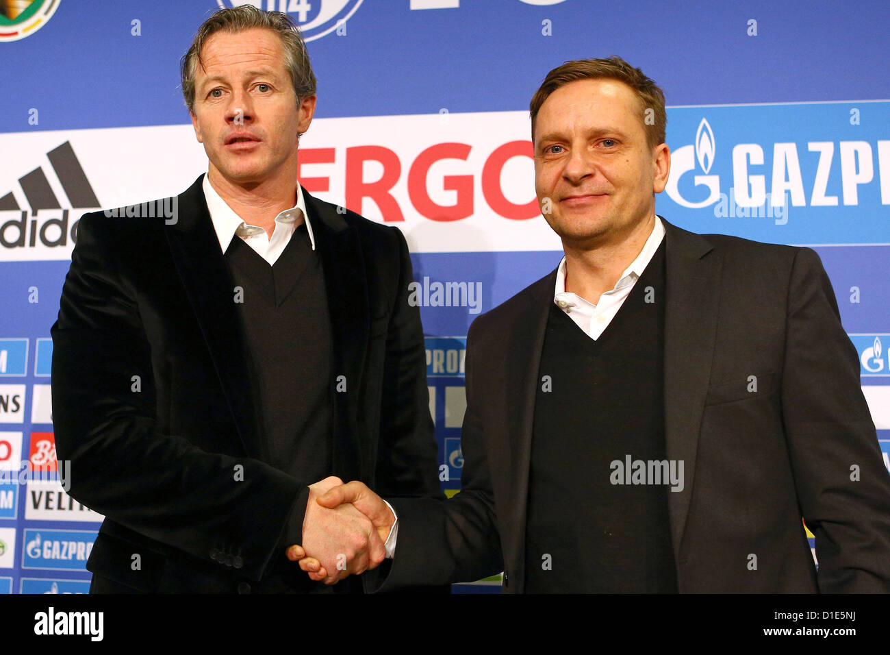 Direttore sportivo Horst Heldt da FC Schalke 04 presenta il nuovo allenatore Jens Keller nel corso di una conferenza stampa a Gelsenkirchen, Germania, 16 dicembre 2012. Foto: Kevin Kurek Foto Stock