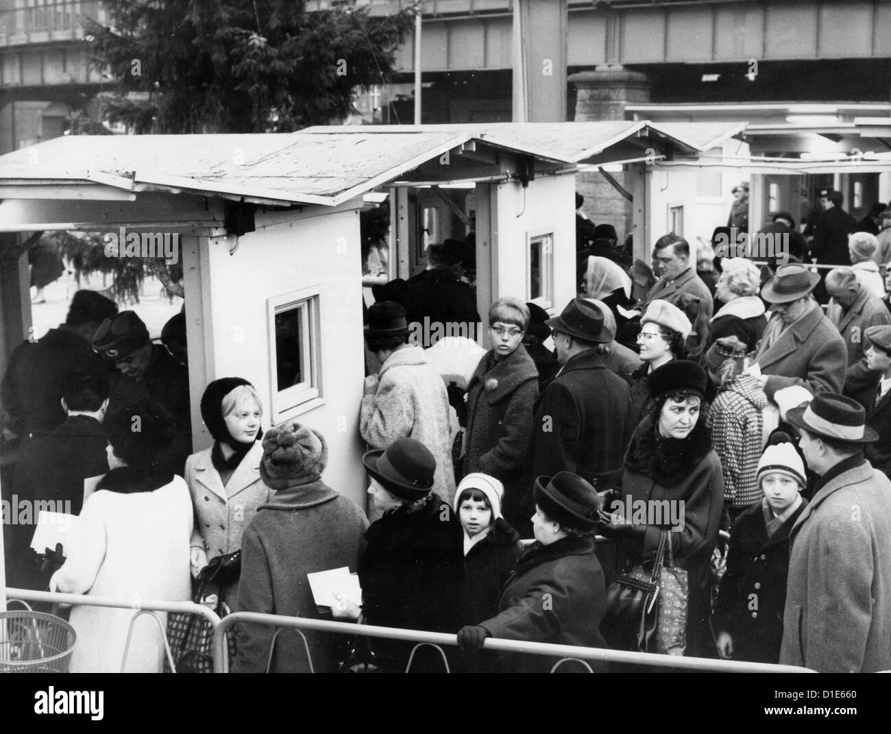 Copertura di notizie RDT agenzia stampa ADN legge sul retro immagine: "Berlino 26 Dicembre 1965: lotto ovest visitatori Berlinian trascorso Boxing Day visita parenti nella RDT di capitale fino al 1 pm 69,137 West Berlinians attraversato posti di frontiera la nostra immagine mostra il controllo di frontiera post Oberbaumbrücke." - il testo dell'immagine dimostrano come eventi correlati muro di Berlino sono stati distribuiti persone RDT dopo la costruzione del muro di Berlino in iniziato il 13 agosto 1961 il passaggio a Berlino Ovest la gente a Berlino Est tra il 1963 1971 regolata con i permessi foto: dpa-ZB/Brüggmann post Oberbaumbrücke.". Foto Stock
