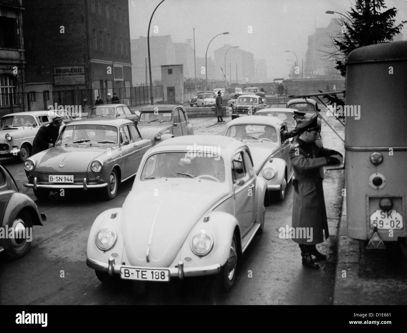 Copertura di notizie RDT agenzia stampa ADN legge sul retro immagine: "Berlino 28 Dicembre 1963: numero di visitatori così vasta come quella sul giorno di Natale passa diversi posti di frontiera rush potrebbe essere affrontata senza problemi di controllo di esempio post Chausseestrasse dove molti dipendenti sono state opera la nostra immagine mostra: veloce senza problemi le vetture controllate possono passare." Il testo dell'immagine dimostrano come eventi correlati muro di Berlino sono stati distribuiti persone RDT dopo la costruzione del muro di Berlino in iniziato il 13 agosto 1961 il passaggio a Berlino Ovest la gente a Berlino Est tra il 1963 1971 regolata con i permessi foto: dpa-ZB/¿Brüggmann Foto Stock