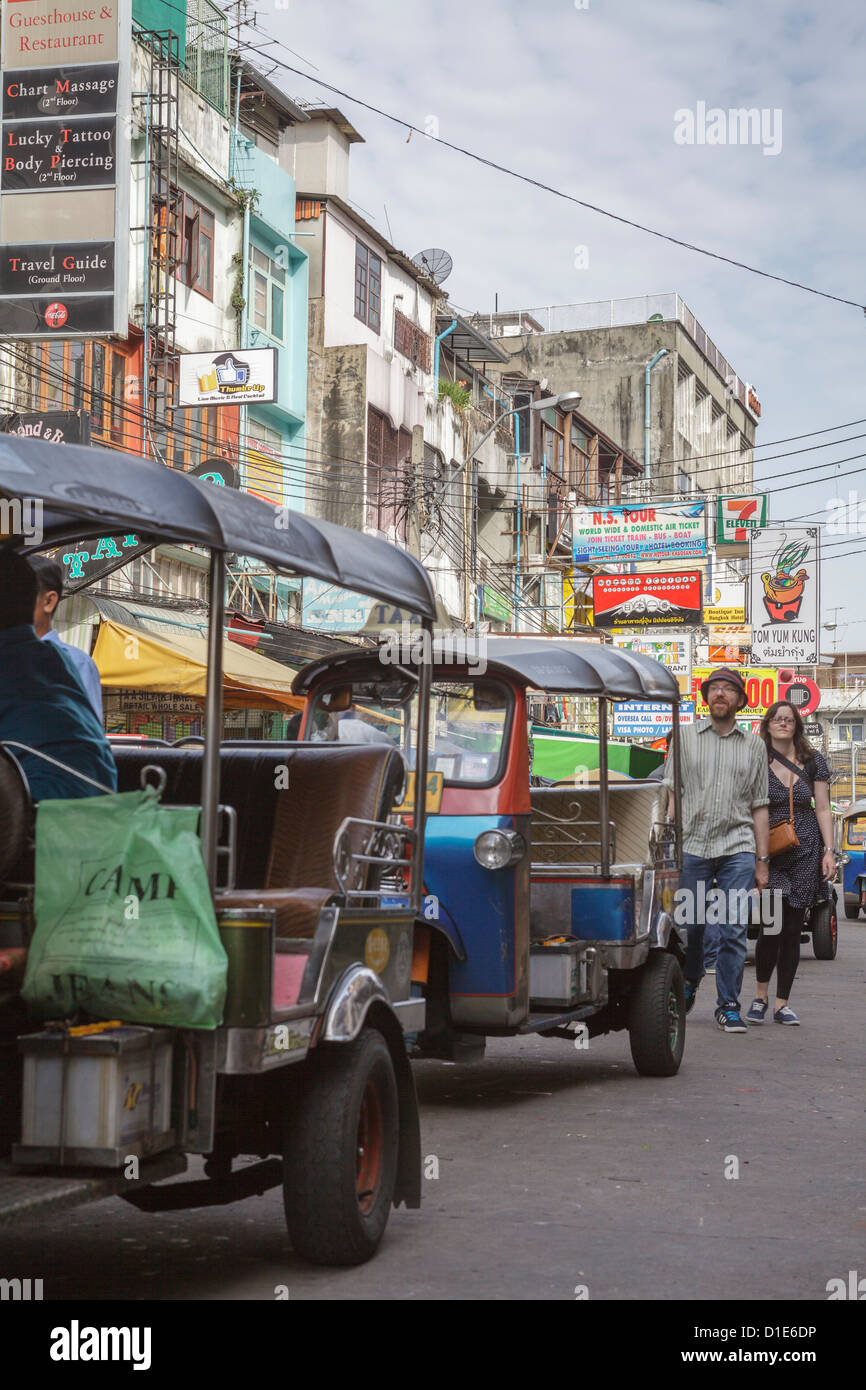 I turisti a piedi verso il basso Khaosan Road, Bagnlamphu, Bangkok, Thailandia, Sud-est asiatico, in Asia Foto Stock