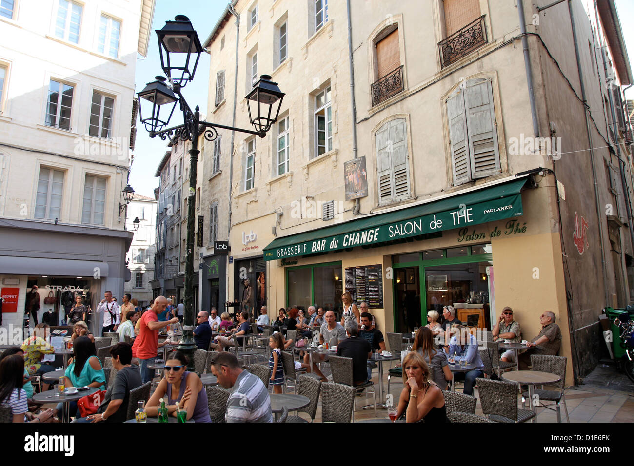 Street cafe nella città vecchia, Avignon Vaucluse Provence, Francia Foto Stock