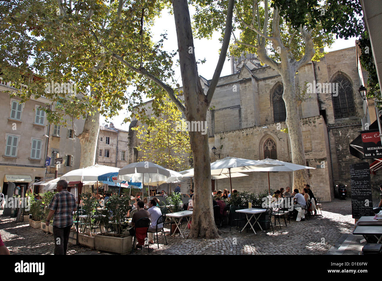 Cafe di Strada nella vecchia città di Avignon Vaucluse Provence, Francia Foto Stock