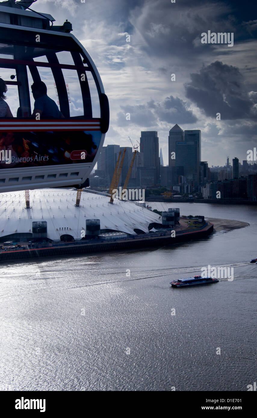 Vista su Arena O2 con Canary Wharf in background, London, England, Regno Unito, Europa Foto Stock