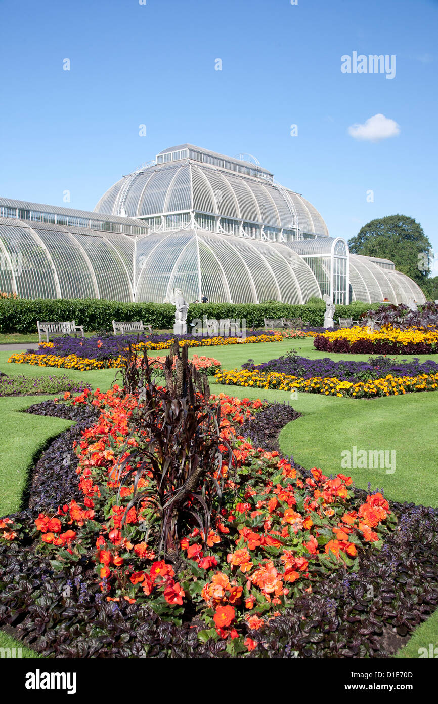 La Casa delle Palme parterre con display floreali di circa 16000 piante, Royal Botanic Gardens, Kew, vicino a Richmond, Surrey, Inghilterra Foto Stock