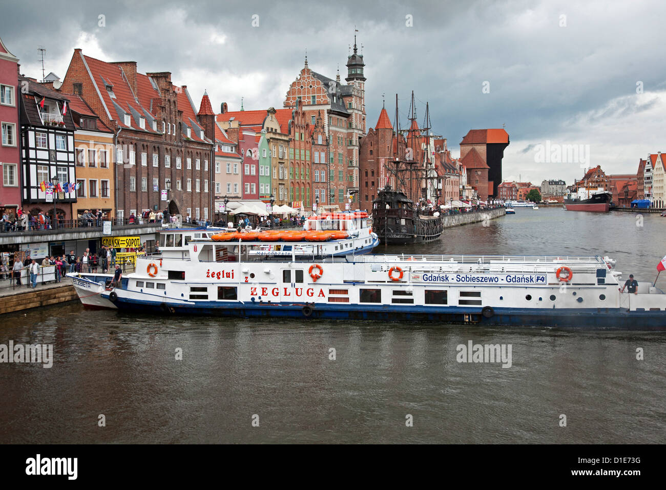 Vista lungo il fiume Motlawa mostra Harbour e anseatica vecchia architettura, Gdansk, Pomerania, Polonia, Europa Foto Stock