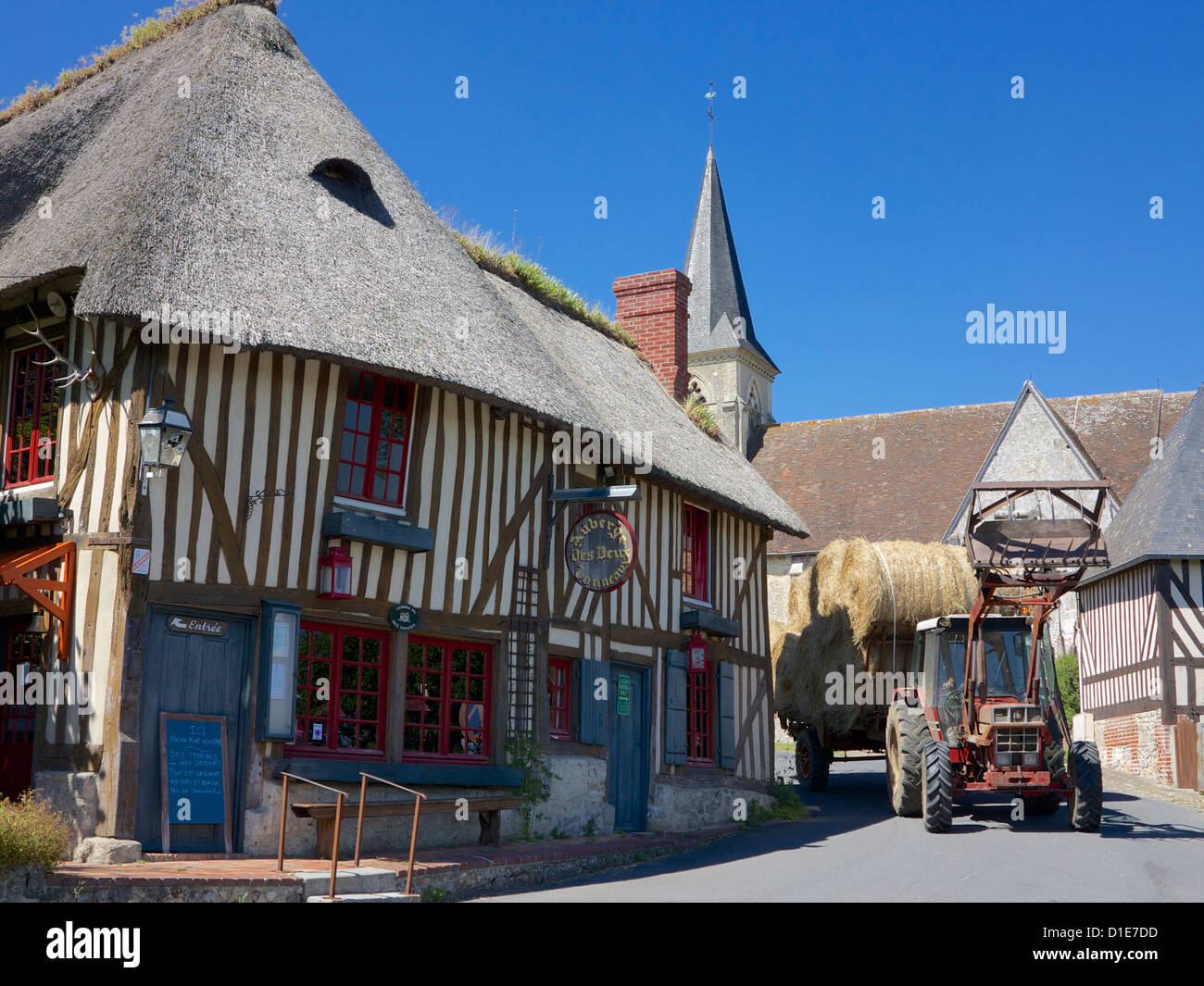 Auberge des Deux Tonneaux (due botti Inn), con il trattore, Pierrefitte En Auge, Calvados, Normandia, Francia Foto Stock