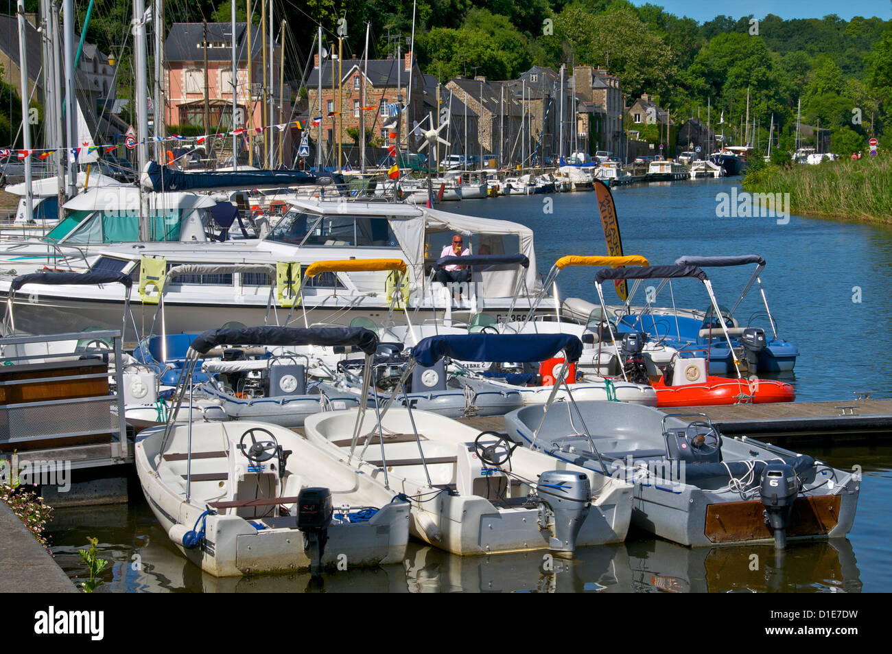 Barche in Marina, riva del fiume Rance, Dinan, Cotes d'Armor Bretagna, Francia, Europa Foto Stock
