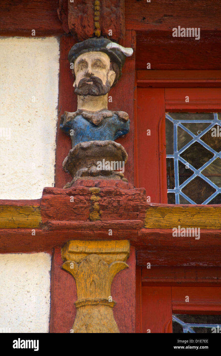 Dettaglio delle sculture di legno sul Keratry Mansion House Old Town, Dinan, Bretagna Cotes d'Armor, Francia Foto Stock
