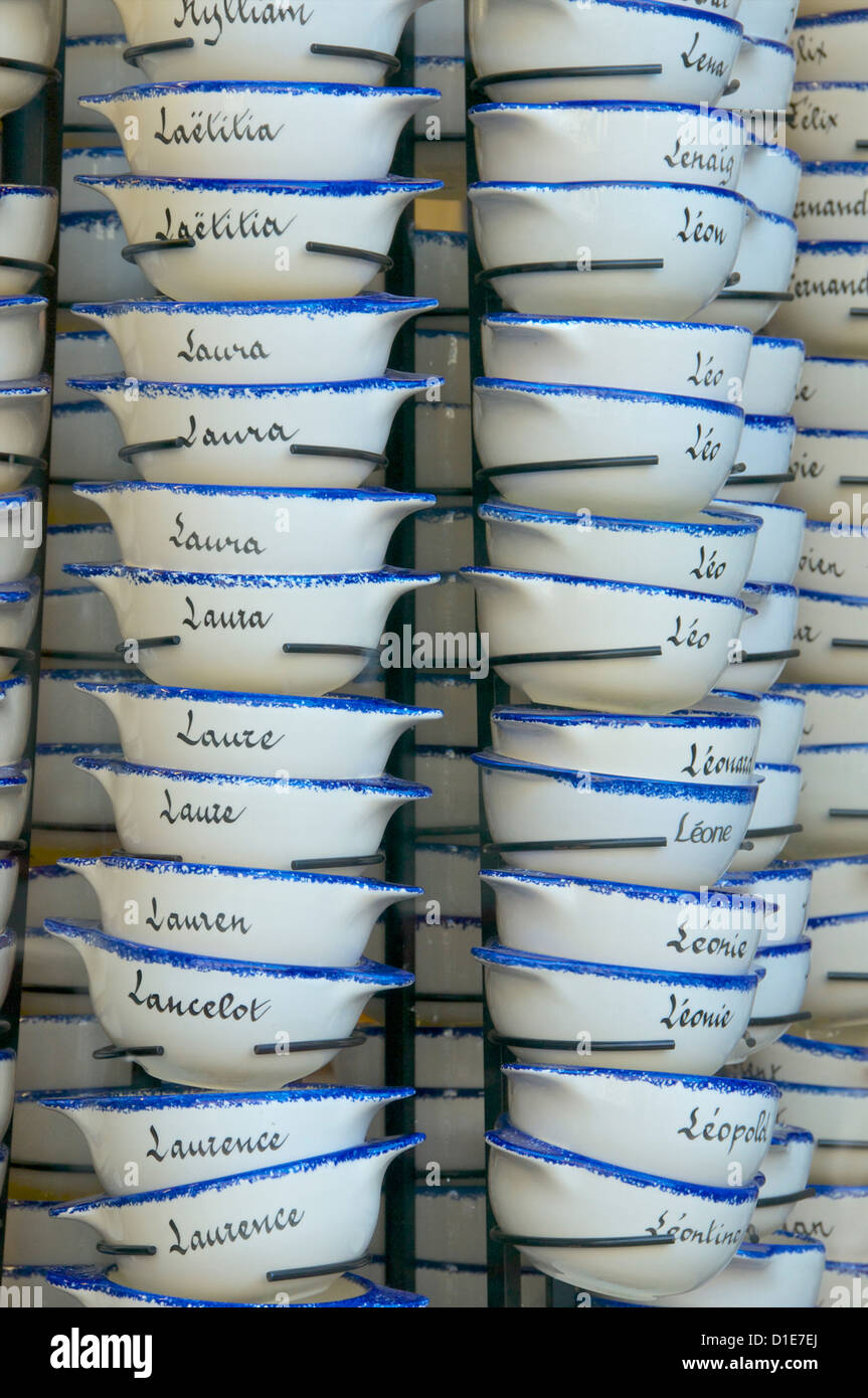 Tipiche stoviglie bretone ciotole con nomi, Città Vecchia, Dinan, Bretagna Cotes d'Armor, Francia, Europa Foto Stock