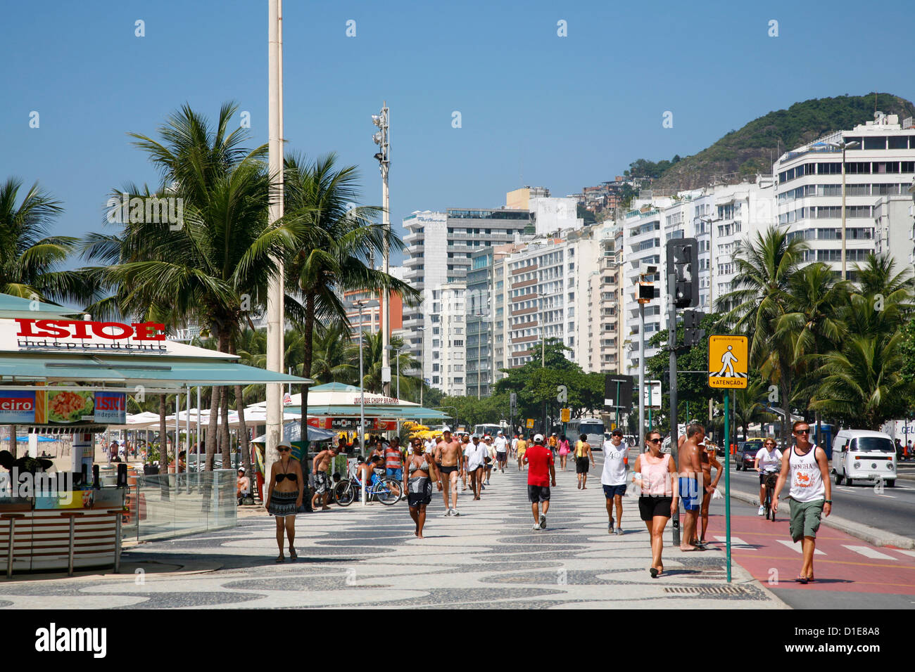 La gente camminare sulla spiaggia di Copacabana beach promenade, Rio de Janeiro, Brasile, Sud America Foto Stock