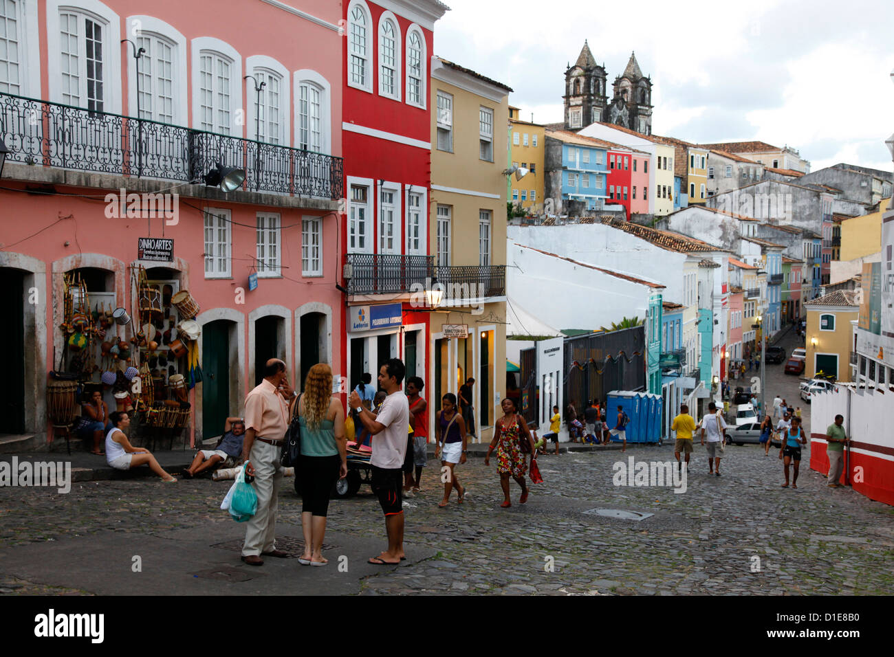 Strade acciottolate e architettura coloniale, Largo de Pelourinho, Salvador, Bahia, Brasile, Sud America Foto Stock