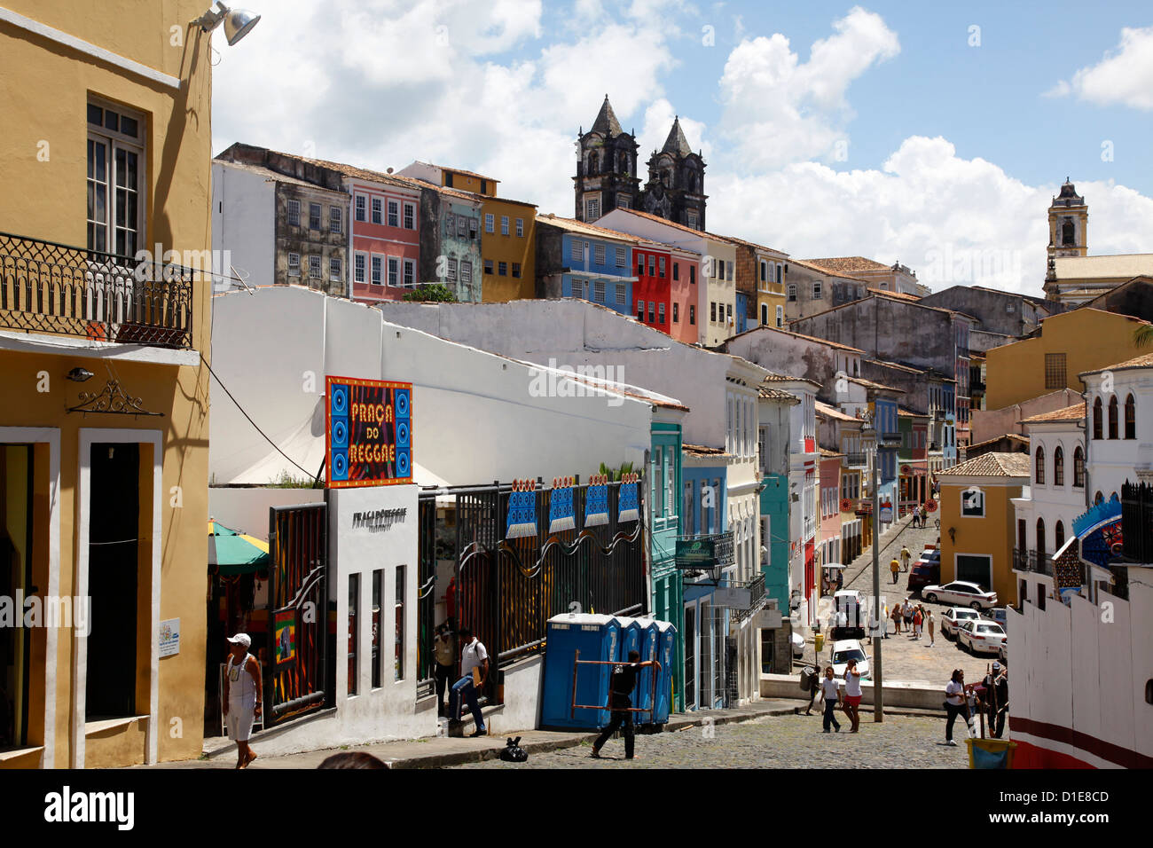 Strade acciottolate e architettura coloniale, Largo de Pelourinho, Salvador, Bahia, Brasile, Sud America Foto Stock