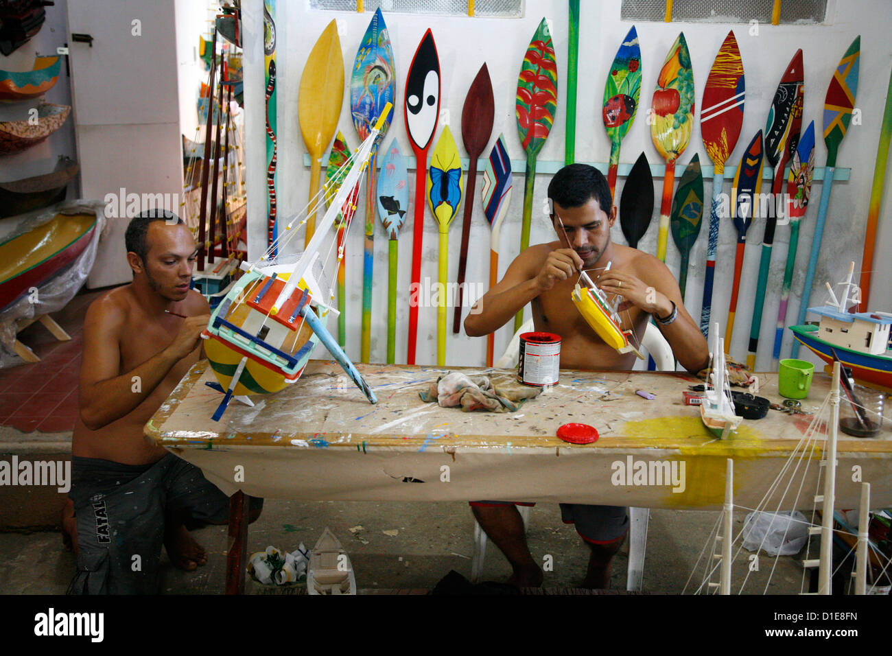 Artista a un workshop locale rendendo le barche in legno come souvenir, parati, Stato di Rio de Janeiro, Brasile, Sud America Foto Stock