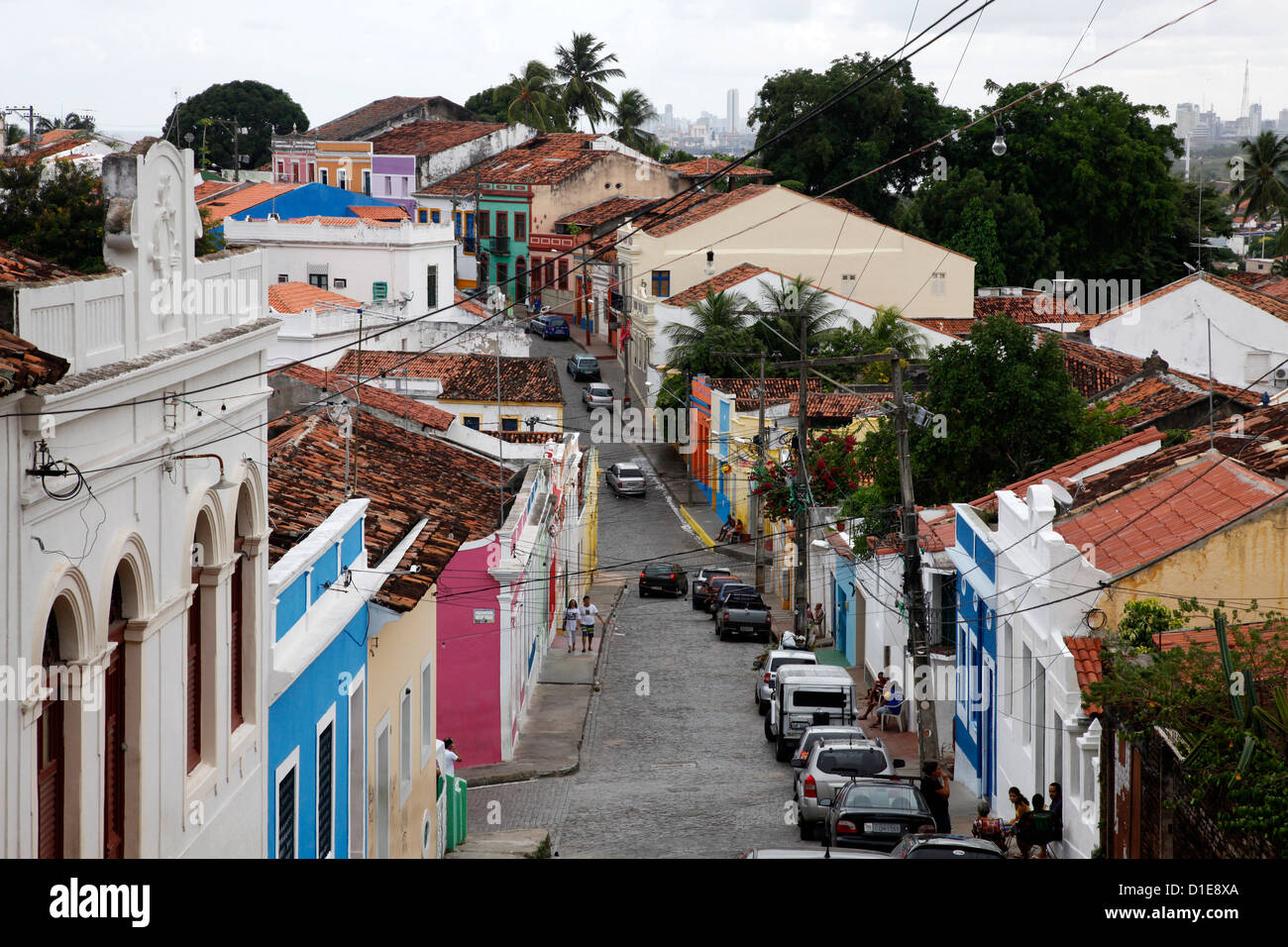 Scena di strada con case colorate, Olinda, Sito Patrimonio Mondiale dell'UNESCO, Pernambuco, Brasile, Sud America Foto Stock