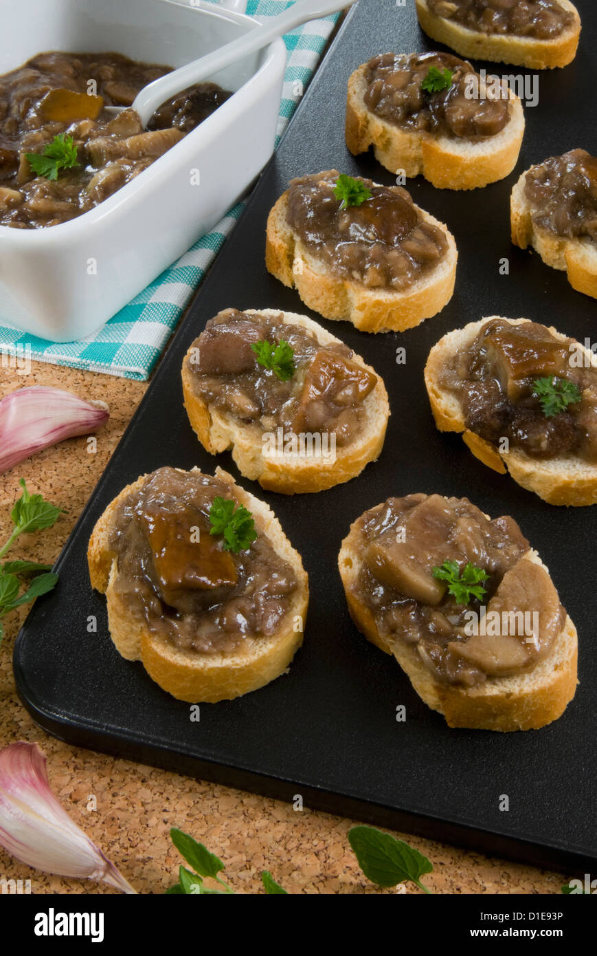 Crostini con funghi porcini (Boletus edulis), Italia, Europa Foto Stock