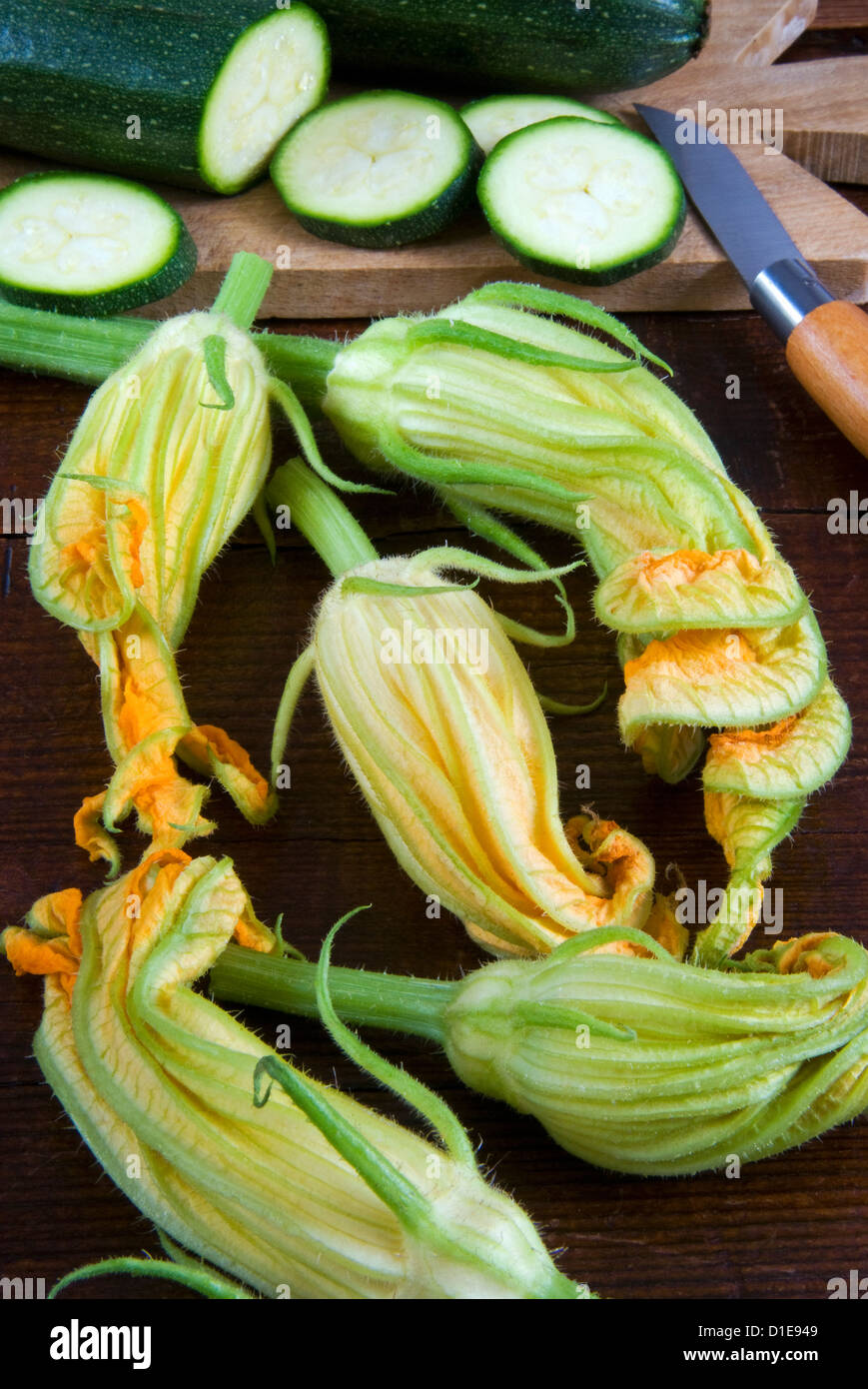 Fiori di zucca e la zucchina tagliata a fette, Italia, Europa Foto Stock