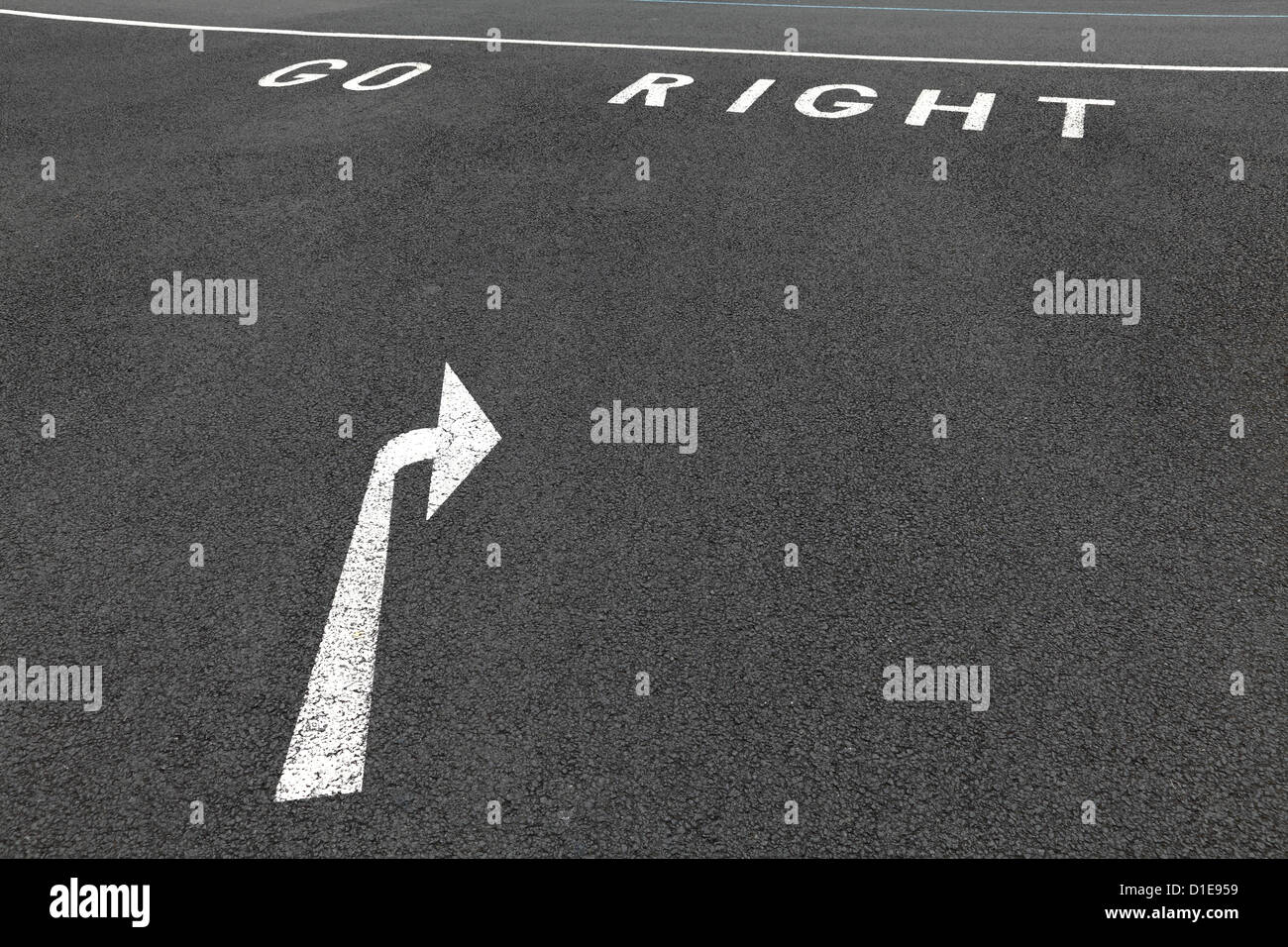Freccia destra e Vai a destra dipinto su una strada, Regno Unito Foto Stock