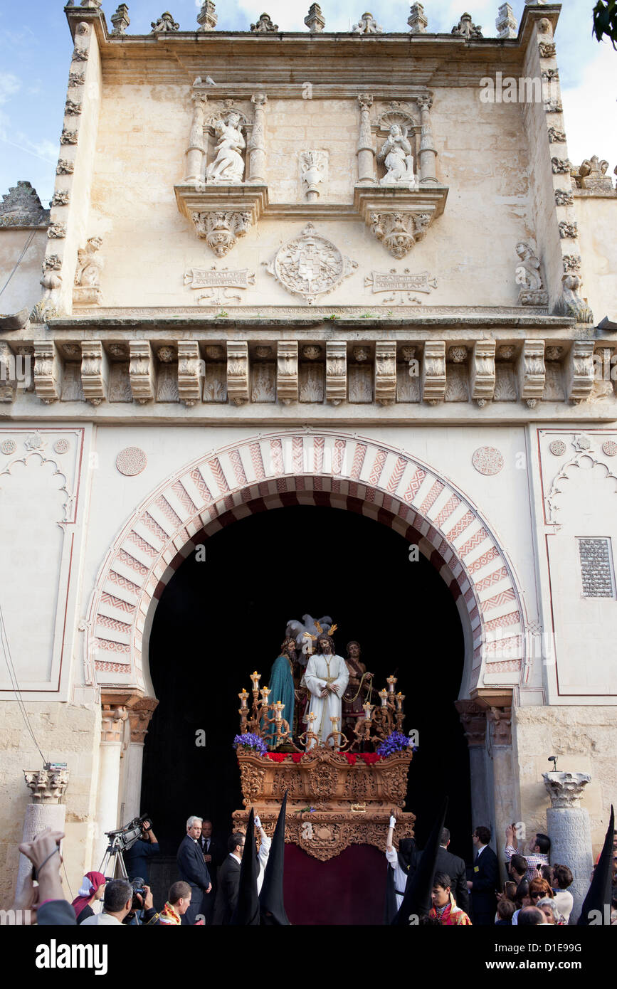 Piattaforma con Gesù Cristo in entrata alla Moschea Cattedrale domenica delle palme durante la Semana Santa (Settimana) a Cordoba, Spagna. Foto Stock