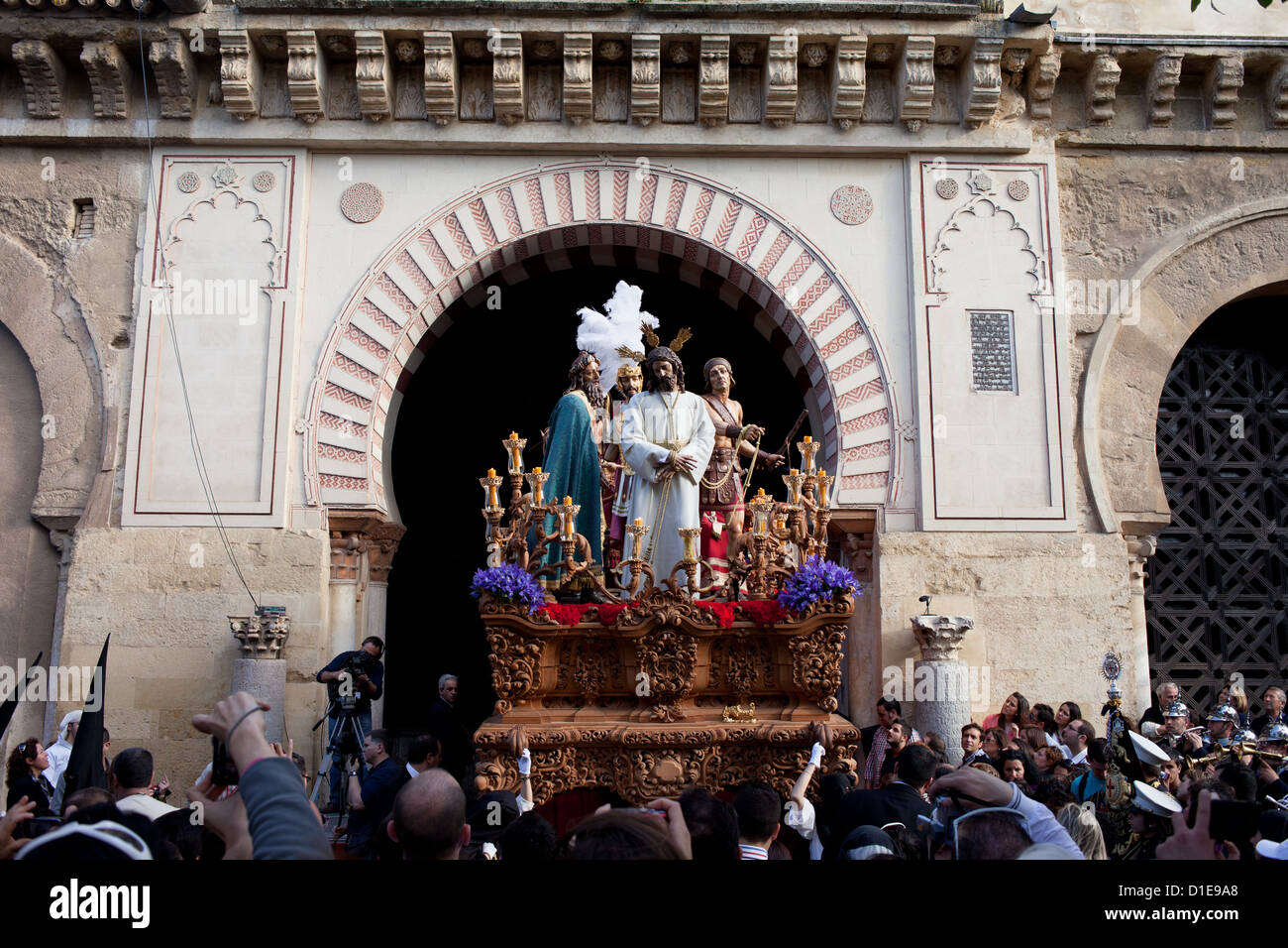 Piattaforma con Gesù Cristo presso l'entrata alla Cattedrale moschea di la Semana Santa (Settimana) a Cordoba, Spagna. Foto Stock