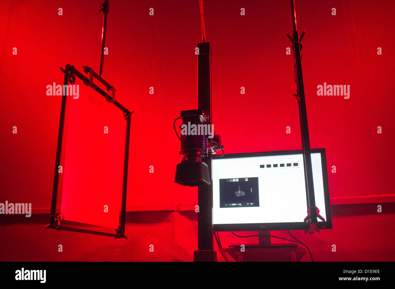 Advanced imaging spettrale apparecchiatura utilizzata per eseguire la scansione del Dead sea Scrolls con entrambi color imaging nello spettro della luce visibile e infrarosso per rivelare la scrittura in aree danneggiate, presso il Museo di Israele Autorità di Antichità labs. Gerusalemme, Israele. 18-Dec-2012. L'Autorità di Antichità Israele e Google Israele lanciare un sito web dotato di fotografie dei Rotoli del Mar Morto, il più riconosciuto, santo, manoscritti biblici scritta duemila anni fa, compresi i Dieci Comandamenti e il capitolo 1 del Libro della Genesi. © Nir Alon / Alamy Live News Foto Stock