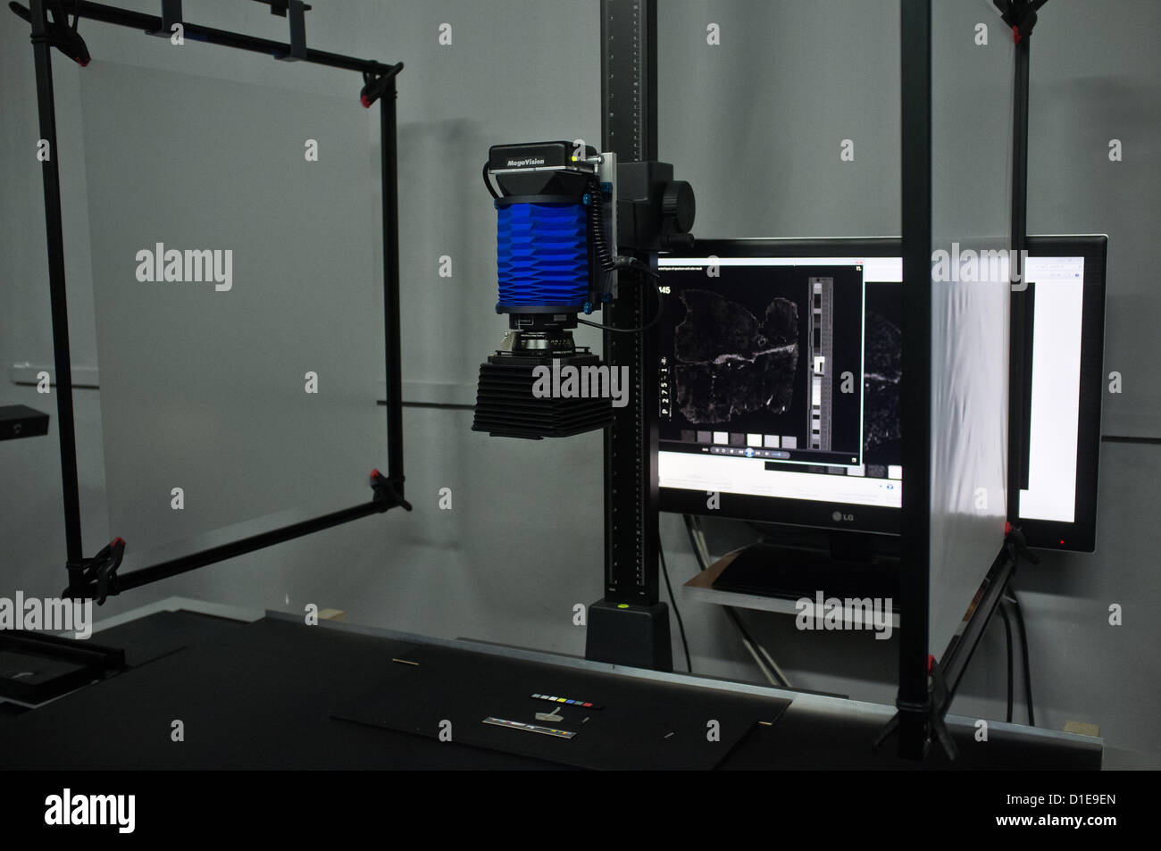 Advanced imaging spettrale apparecchiatura utilizzata per eseguire la scansione del Dead sea Scrolls con entrambi color imaging nello spettro della luce visibile e infrarosso per rivelare la scrittura in aree danneggiate, presso il Museo di Israele Autorità di Antichità labs. Gerusalemme, Israele. 18-Dec-2012. L'Autorità di Antichità Israele e Google Israele lanciare un sito web dotato di fotografie dei Rotoli del Mar Morto, il più riconosciuto, santo, manoscritti biblici scritta duemila anni fa, compresi i Dieci Comandamenti e il capitolo 1 del Libro della Genesi. © Nir Alon / Alamy Live News Foto Stock
