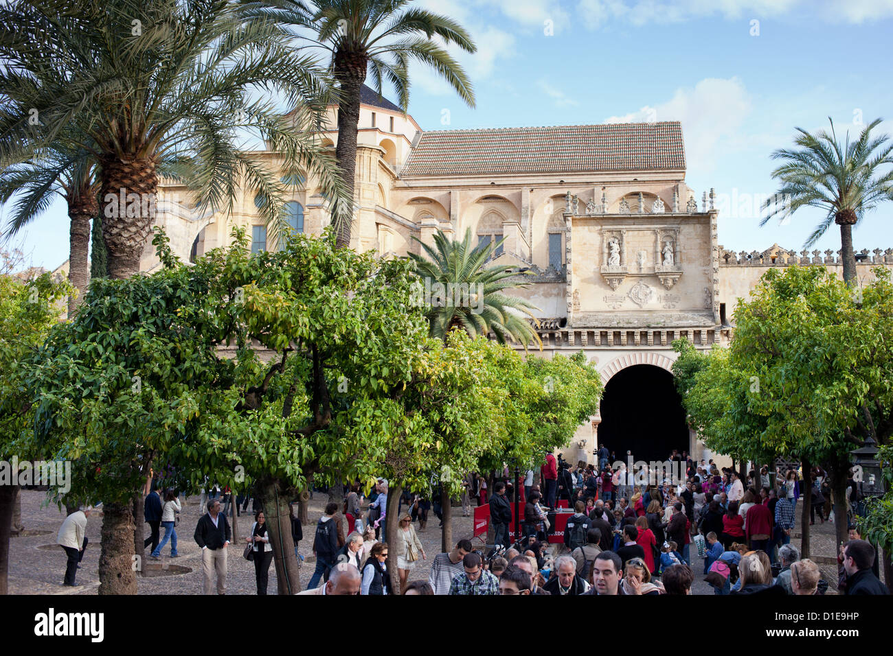 Persone nella moschea cattedrale cortile durante le celebrazioni della Settimana Santa si sono in cordoba , Spagna. Foto Stock