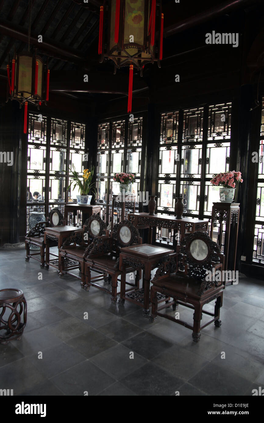 Si tratta di una foto dell'interno di un vecchio cinese antica casa in Cina vicino a Shanghai. È vicino a un tempio buddista. Foto Stock
