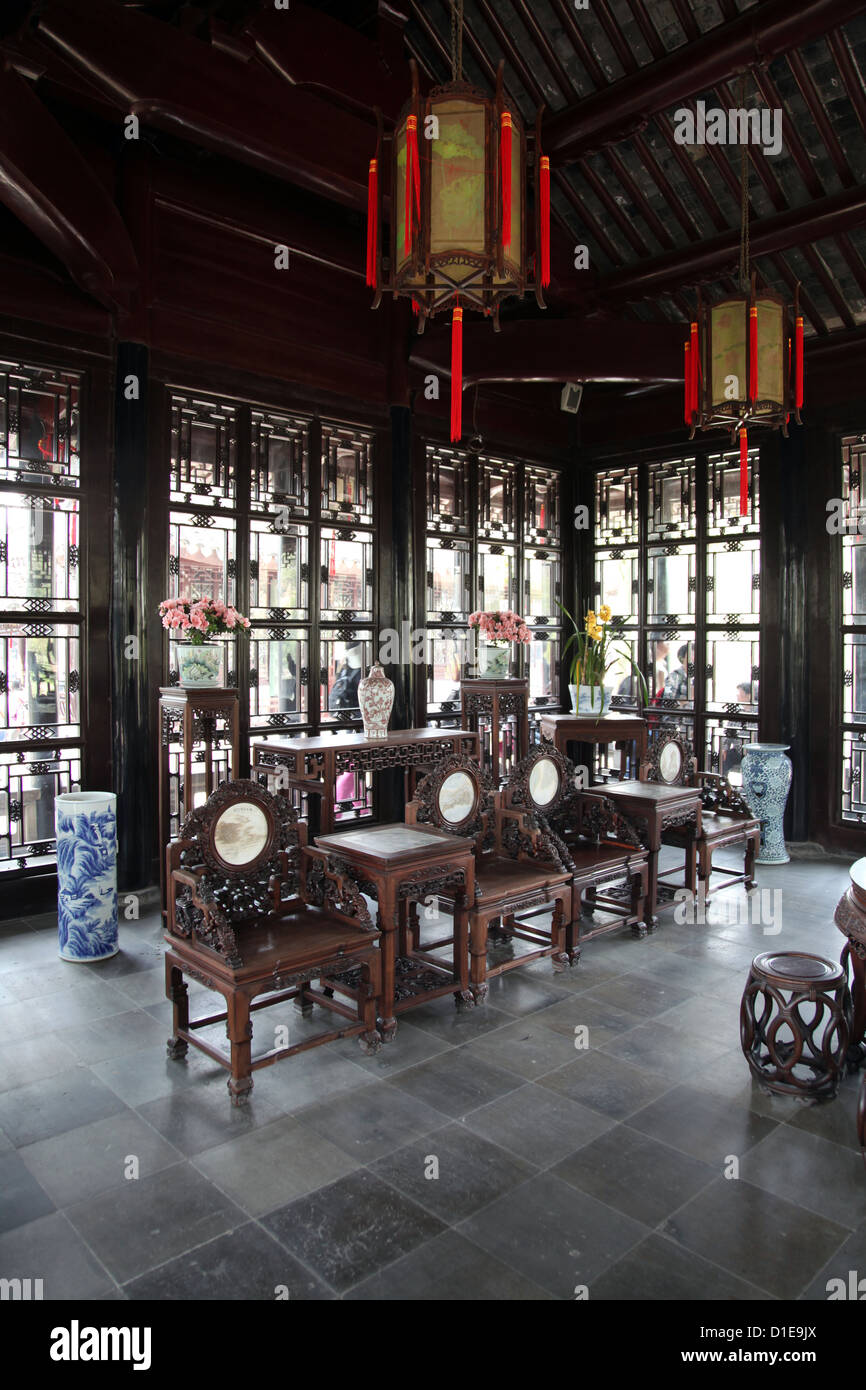 Si tratta di una foto dell'interno di un vecchio cinese antica casa in Cina vicino a Shanghai. È vicino a un tempio buddista. Foto Stock