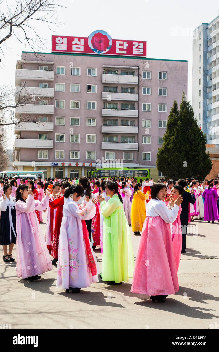 Le donne in abito tradizionale durante il centesimo anniversario della nascita del Presidente Kim Il Sung, aprile 2012, Pyongyang, Corea del Nord Foto Stock