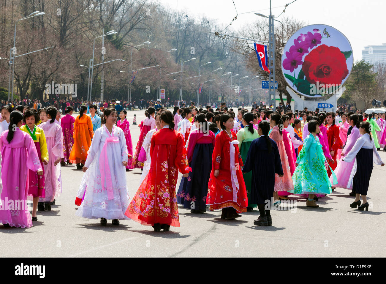 Le donne in abito tradizionale durante il centesimo anniversario della nascita del Presidente Kim Il Sung, aprile 2012, Pyongyang, Corea del Nord Foto Stock