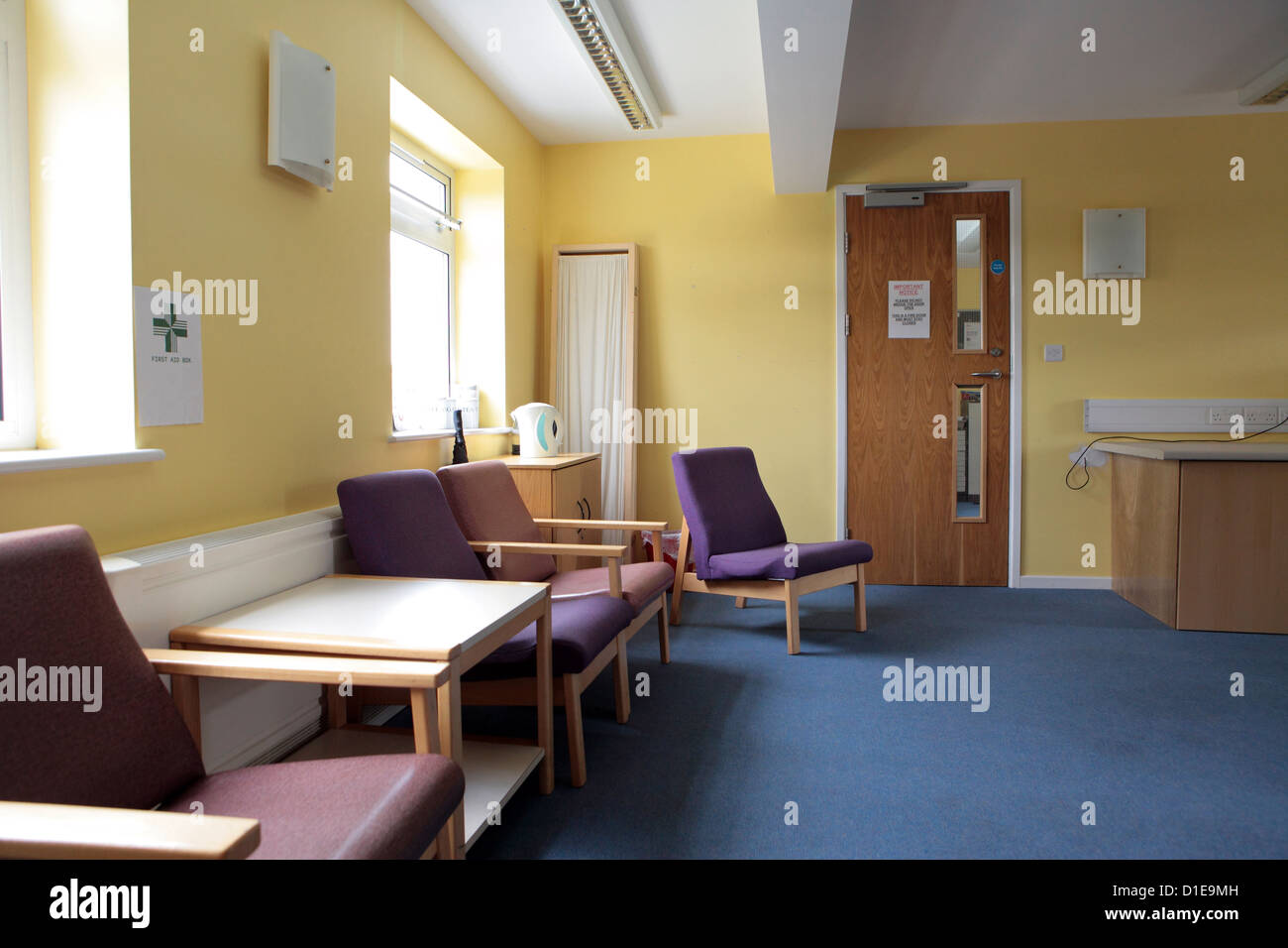 Vuoto ufficio NHS, sala d'attesa, ente istituzionale, chiuso a causa di tagli di austerità, England, Regno Unito Foto Stock