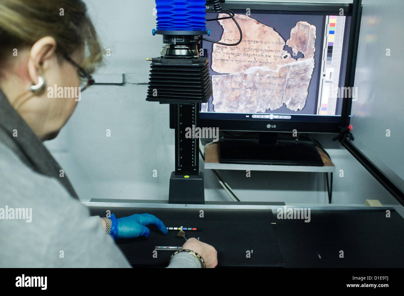 Museo di Israele Autorità di Antichità labs tecnico prepara frammenti originali dei Rotoli del Mar Morto per funzioni avanzate di scansione spettrale sia con l'imaging a colori nello spettro della luce visibile e infrarosso per rivelare la scrittura in aree danneggiate. Gerusalemme, Israele. 18-Dec-2012. L'Autorità di Antichità Israele e Google Israele lanciare un sito web dotato di fotografie dei Rotoli del Mar Morto, il più riconosciuto, santo, manoscritti biblici scritta duemila anni fa, compresi i Dieci Comandamenti e il capitolo 1 del Libro della Genesi. © Nir Alon / Alamy Live News Foto Stock