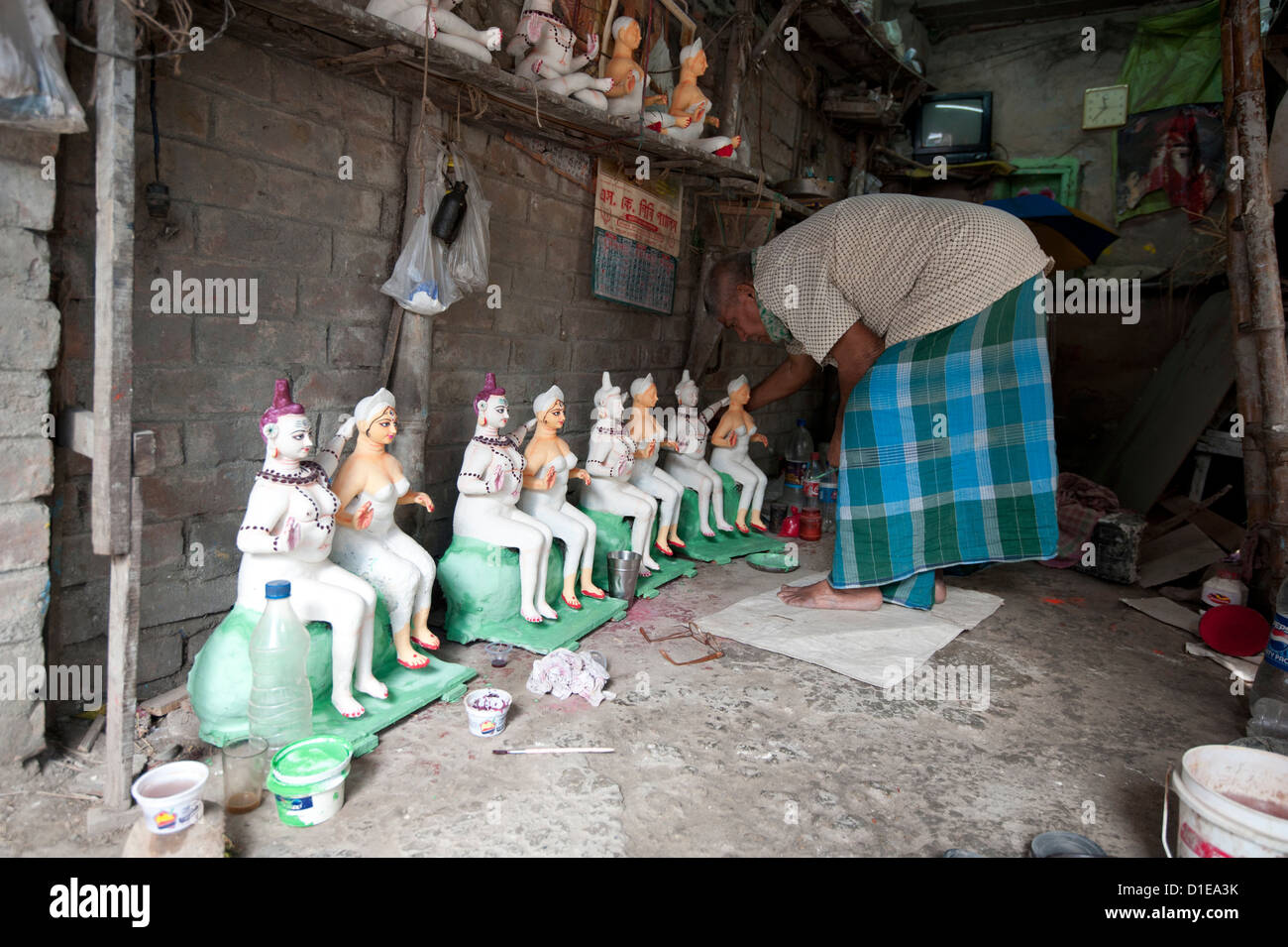 Divinità maker con la sua divinità, Kumartuli district, Calcutta, West Bengal, India, Asia Foto Stock