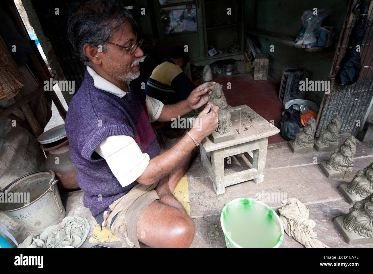 Maestro scultore realizzare modelli da argilla dal fiume Hugli, Kumartuli district, Calcutta, West Bengal, India Foto Stock