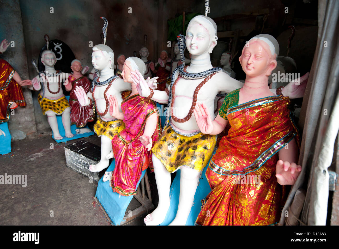 Finito, dipinte e divinità vestito pronto per offrire al festival pujas, Kumartuli district, Calcutta, West Bengal, India Foto Stock