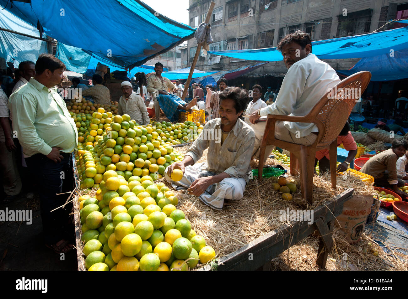 Venditori di colore arancione nel Nuovo Mercato, Calcutta, West Bengal, India, Asia Foto Stock