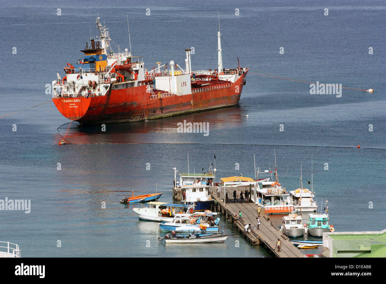 Grenada. Grand Mal Bay. Vista del carburante della nave petroliera offshore. Foto Stock