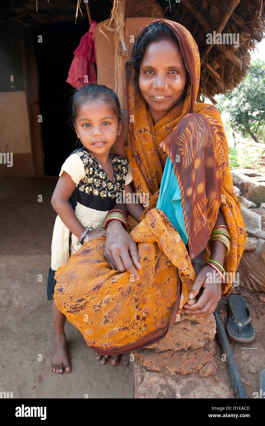 Madre e figlia, famiglia di ottone intoccabile Dokhra lavoratore nel villaggio rurale, Orissa, India, Asia Foto Stock